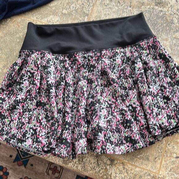 Stylish Skort Collection in Blue, Black, and Floral - Picture 6 of 6